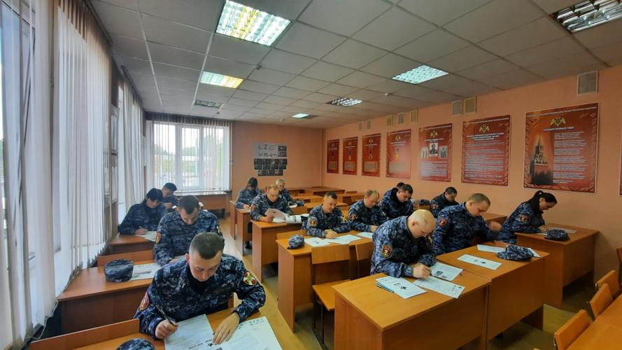 В Калининграде росгвардейцы написали Диктант Победы 