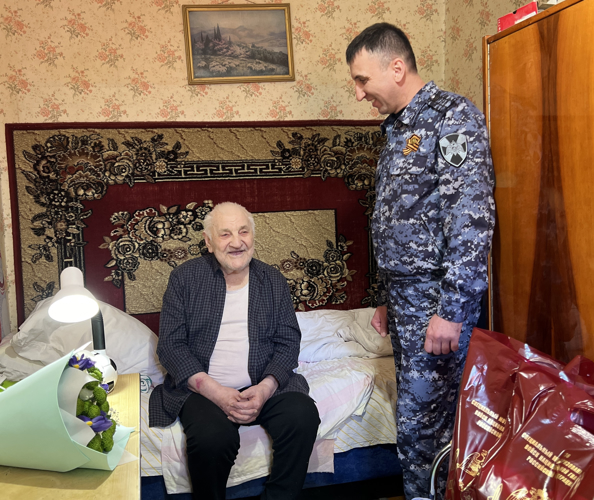 В Калининграде офицеры Росгвардии навестили ветерана Великой Отечественной войны
