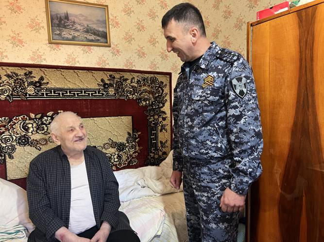 В Калининграде офицеры Росгвардии навестили ветерана Великой Отечественной войны
