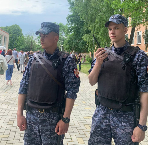 Росгвардейцы стали почетными гостями на празднике последнего звонка в калининградской школе