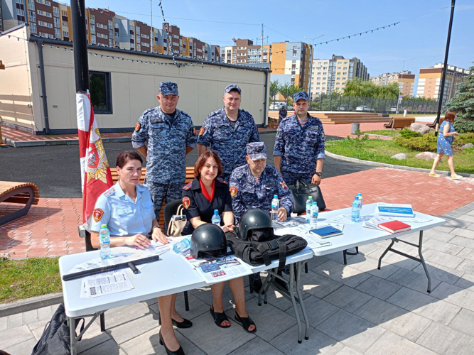 В Калининграде сотрудники вневедомственной охраны Росгвардии приняли участие в ярмарке вакансий