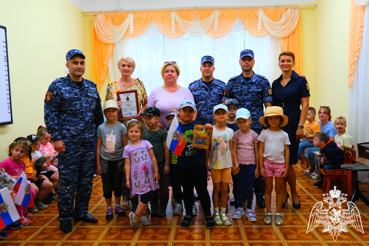 В Калининграде росгвардейцы наградили победителей конкурса детского рисунка «Триколор»