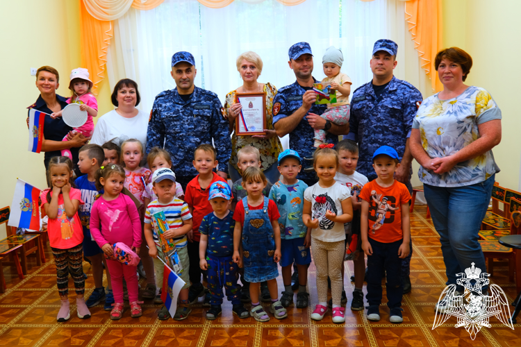 В Калининграде росгвардейцы наградили победителей конкурса детского рисунка «Триколор»