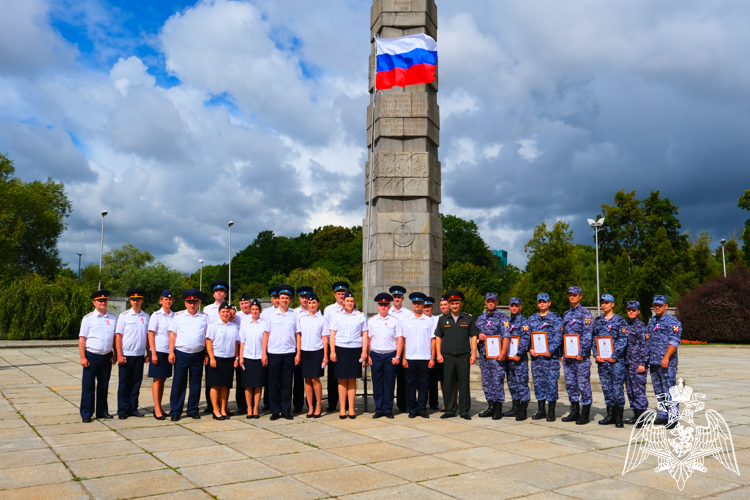 В День Государственного флага России калининградские росгвардейцы приняли участие в  патриотических мероприятиях