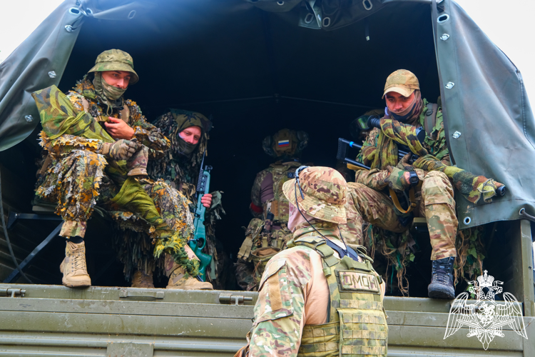 В Калининграде ОМОН «Град» Росгвардии провел тактико-специальное занятие по задержанию вооруженных преступников (видео)
