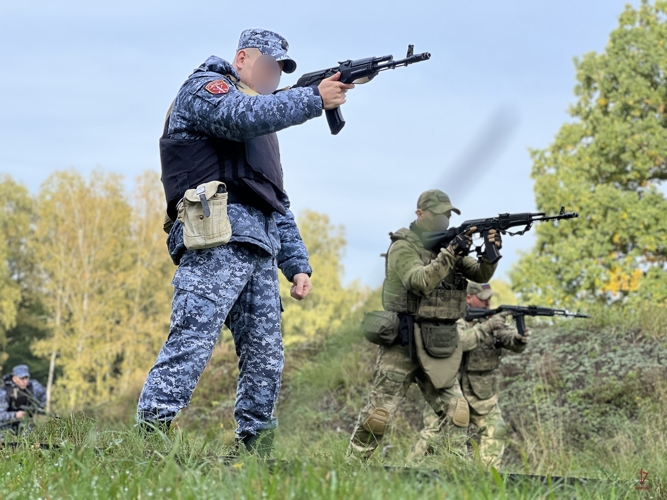 В Калининграде военнослужащие полка Росгвардии тренировались тактике ведения боя на открытой местности