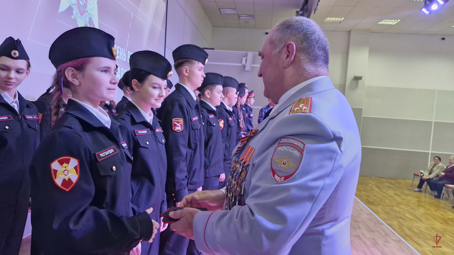 Калининградским гимназистам торжественно вручены погоны кадет Росгвардии