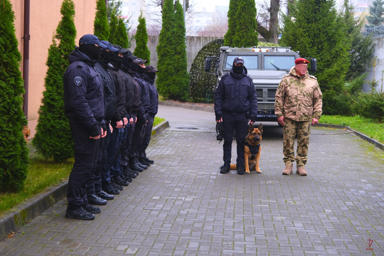 В ОМОН «Град» Росгвардии с почестями проводили на заслуженный отдых минно-разыскную собаку по кличке Базука (видео)