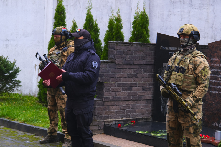 В ОМОН «Град» Росгвардии с почестями проводили на заслуженный отдых минно-разыскную собаку по кличке Базука (видео)