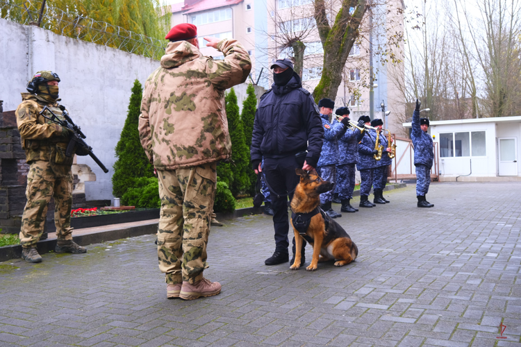 В ОМОН «Град» Росгвардии с почестями проводили на заслуженный отдых минно-разыскную собаку по кличке Базука (видео)