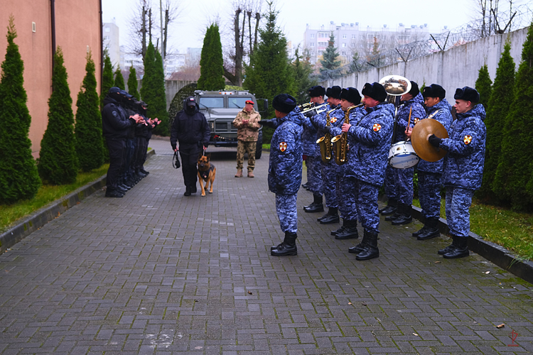 В ОМОН «Град» Росгвардии с почестями проводили на заслуженный отдых минно-разыскную собаку по кличке Базука (видео)