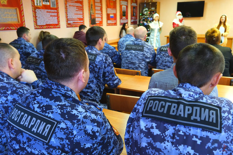 В Калининграде сотрудников вневедомственной охраны Росгвардии поздравил с наступающим Новым годом «Российский детский Дед Мороз» (видео)
