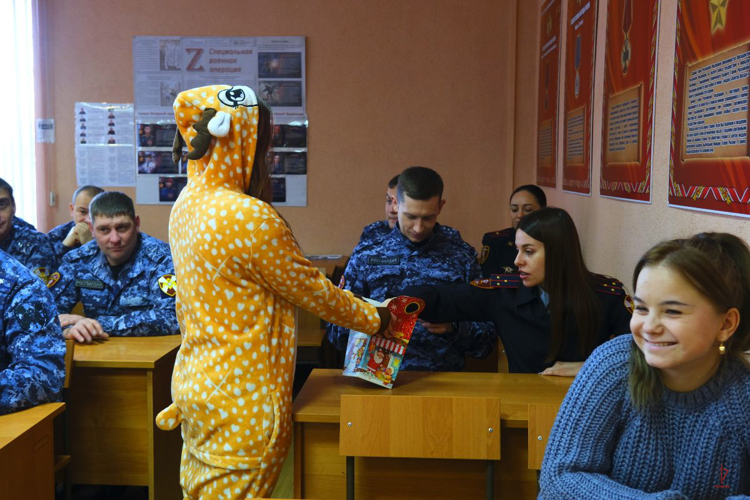 В Калининграде сотрудников вневедомственной охраны Росгвардии поздравил с наступающим Новым годом «Российский детский Дед Мороз» (видео)