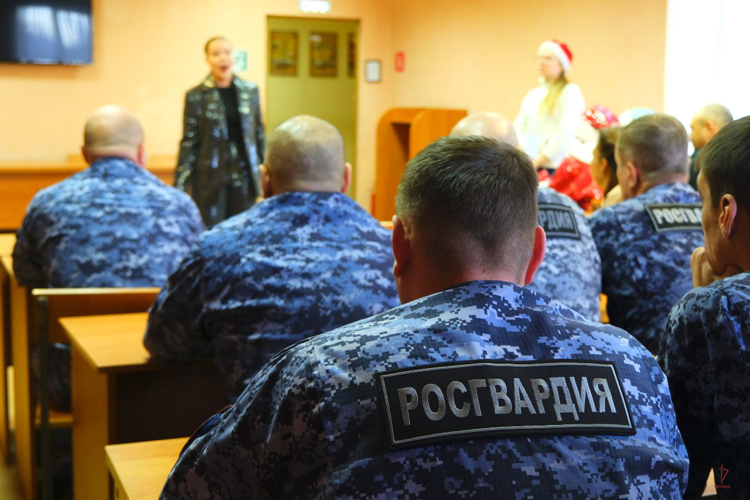 В Калининграде сотрудников вневедомственной охраны Росгвардии поздравил с наступающим Новым годом «Российский детский Дед Мороз» (видео)