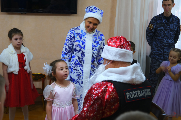 В Калининграде воспитанники социального приюта и ученики школы №10 встретились с Дедом Морозом специального назначения (видео)