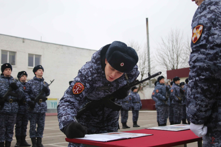 В калининградском полку Росгвардии состоялась торжественная церемония принятия Военной присяги новобранцами