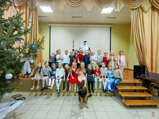 В Калининграде воспитанники социального приюта и ученики школы №10 встретились с Дедом Морозом специального назначения (видео)