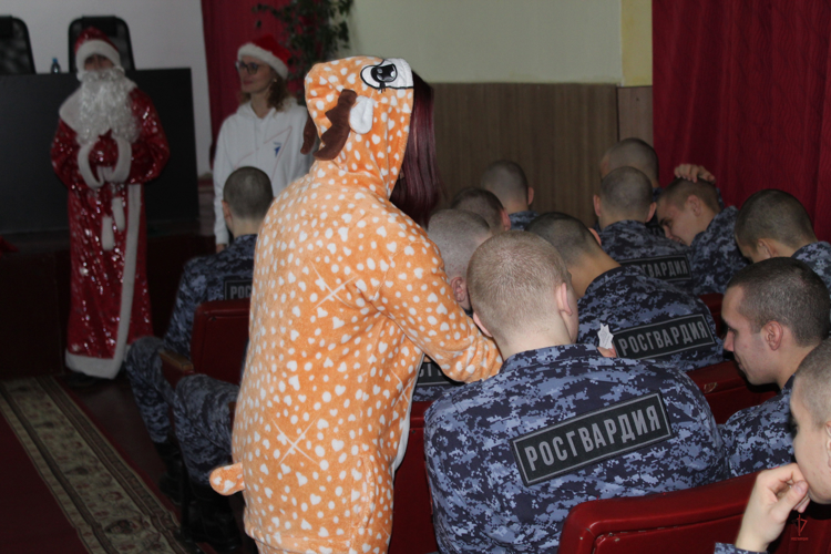 В Калининграде военнослужащих полка Росгвардии с Новым годом поздравил Российский детский Дед Мороз