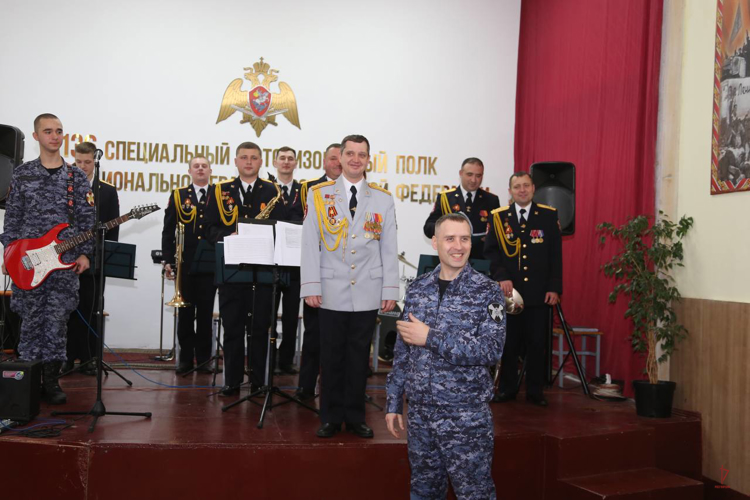 В Калининграде военнослужащих полка Росгвардии с Новым годом поздравил Российский детский Дед Мороз