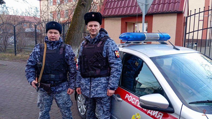 В Багратионовске росгвардейцы помогли экстренным службам эвакуировать жильцов из загоревшегося дома