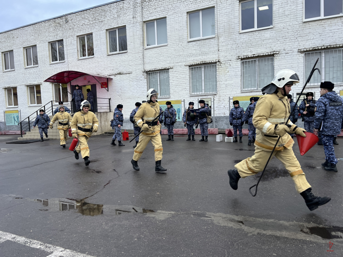 На территории полка Росгвардии в Калининграде прошло совместное пожарно-тактическое занятие с МЧС России