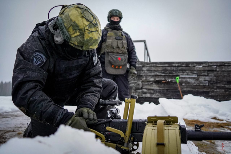 Под Петербургом калининградские росгвардейцы отработали стрельбу из гранатометов и снайперских винтовок (видео)