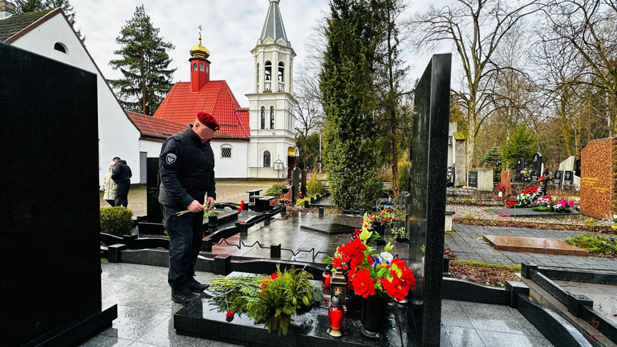 Калининградские росгвардейцы почтили память Виктора Гакуна,  павшего в бою 30 лет назад (видео)