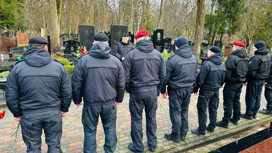 Калининградские росгвардейцы почтили память Виктора Гакуна,  павшего в бою 30 лет назад (видео)