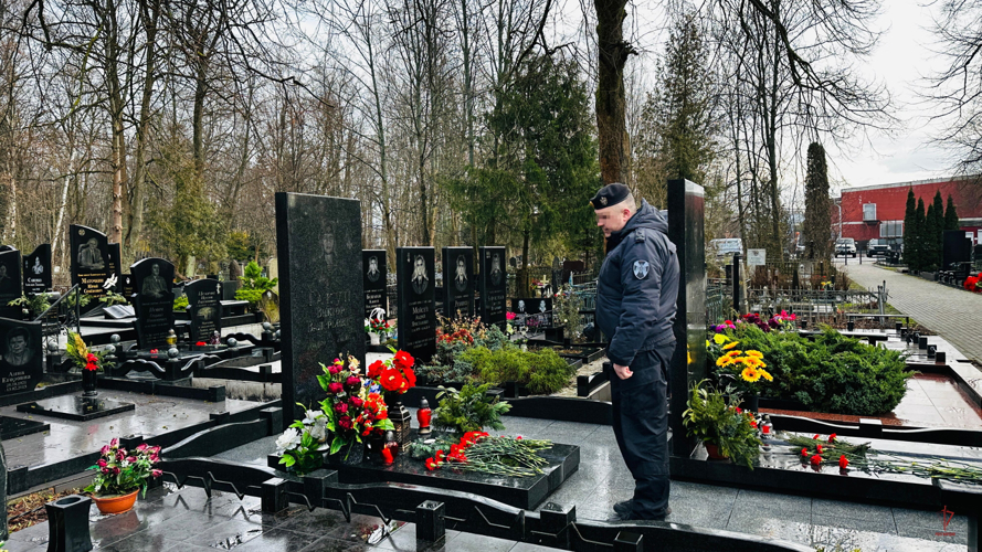 Калининградские росгвардейцы почтили память Виктора Гакуна,  павшего в бою 30 лет назад (видео)