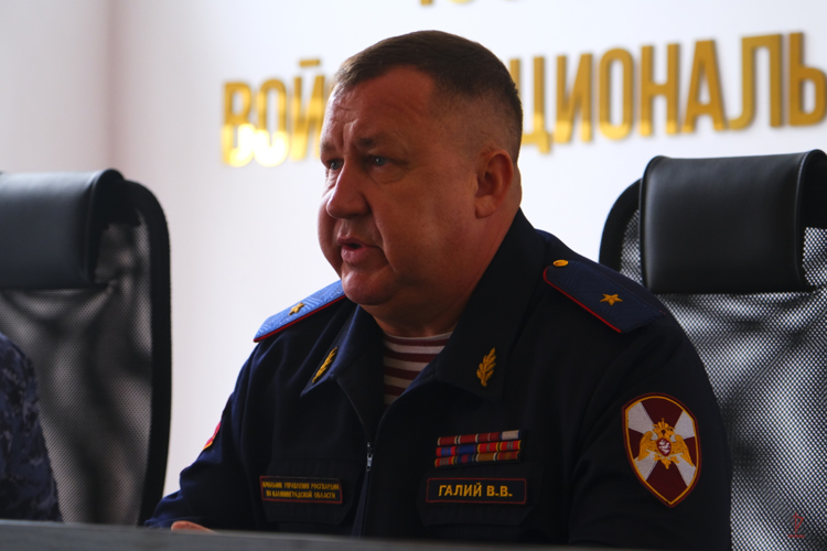 В Калининграде генерал-майор полиции Виктор Галий встретился с военнослужащими полка Росгвардии (видео)