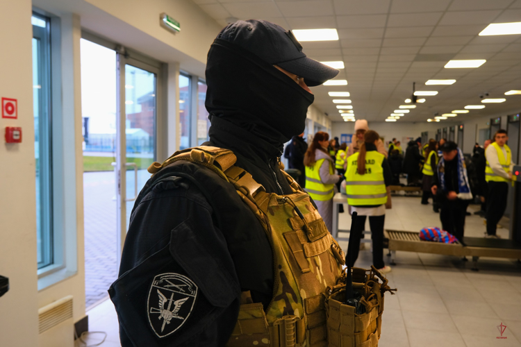 Безопасность футбольного матча 26-го тура Первой лиги обеспечили калининградские росгвардейцы