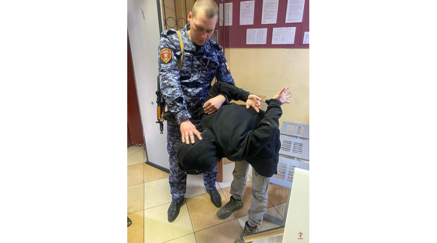 В Пионерском росгвардейцы по горячим следам задержали мужчину, подозреваемого в нанесении ножевых ранений двум приятелям
