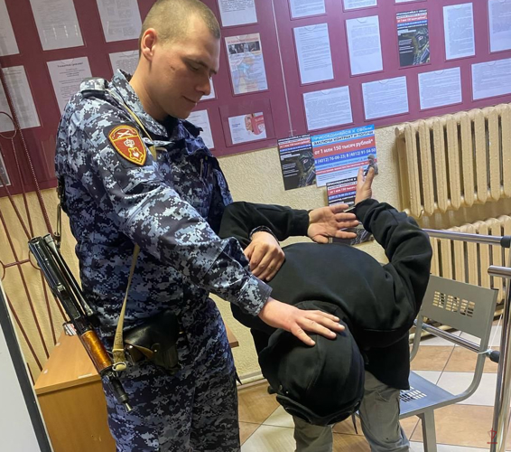 В Пионерском росгвардейцы по горячим следам задержали мужчину, подозреваемого в нанесении ножевых ранений двум приятелям