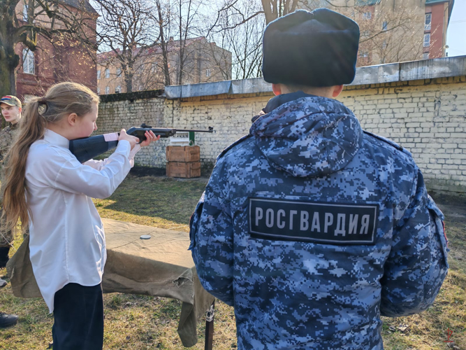 Калининградские росгвардейцы выступили в роли жюри на муниципальном этапе игры «Зарница 2.0»