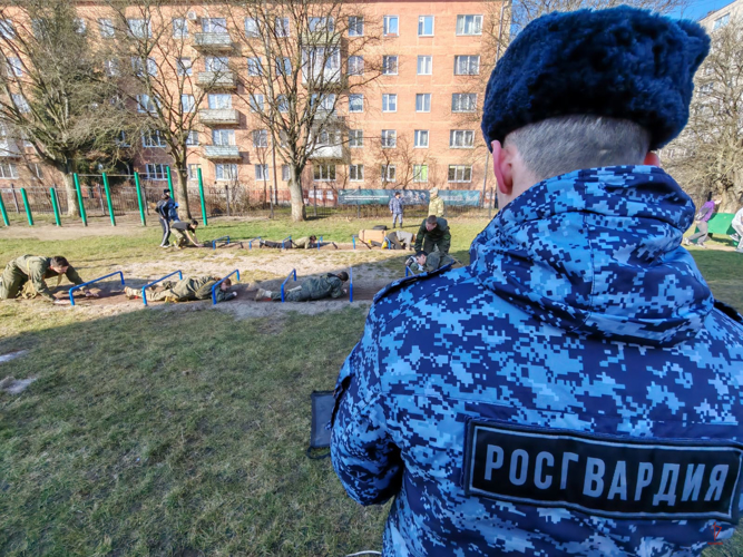 Калининградские росгвардейцы выступили в роли жюри на муниципальном этапе игры «Зарница 2.0»