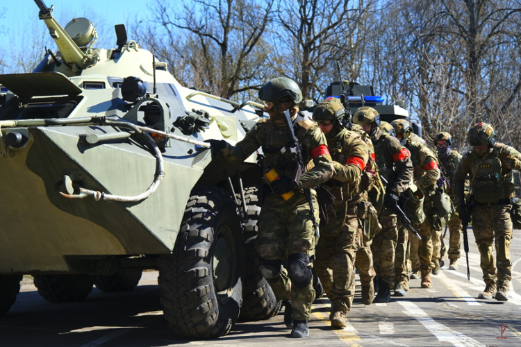 В Калининграде ОМОН «Град» Росгвардии провел тактико-специальное занятие (видео)