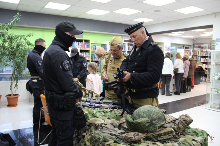 Калининградские росгвардейцы приняли участие в просветительской акции «Библионочь-2025»