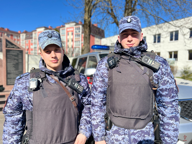 В Калининграде росгвардейцы оказали первую помощь девушке, которую сбил велосипедист (видео)