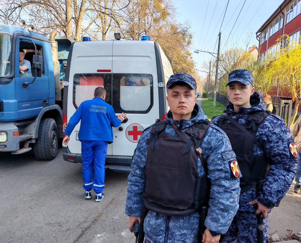В Калининграде росгвардейцы оказали первую помощь выпавшему из окна мужчине