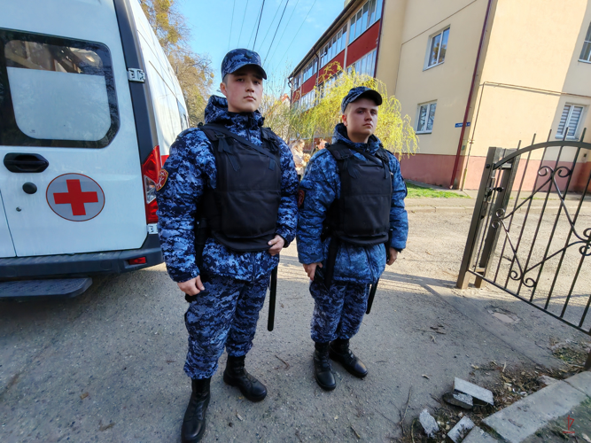 В Калининграде росгвардейцы оказали первую помощь выпавшему из окна мужчине