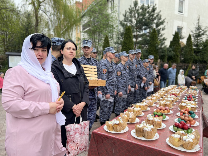 В Калининграде военнослужащие Росгвардии приняли участие в освящении пасхальной трапезы (видео)