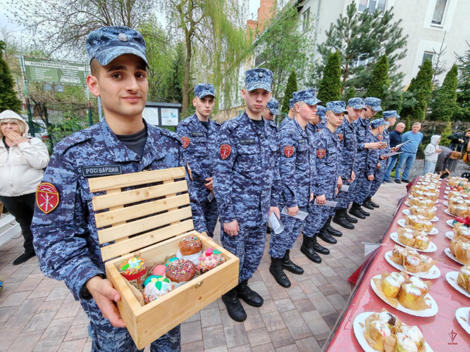 В Калининграде военнослужащие Росгвардии приняли участие в освящении пасхальной трапезы (видео)