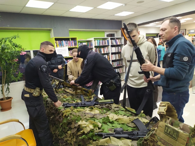 Калининградские росгвардейцы приняли участие в просветительской акции «Библионочь-2025»