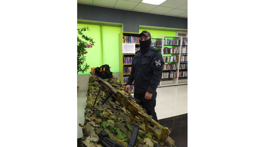 Калининградские росгвардейцы приняли участие в просветительской акции «Библионочь-2025»