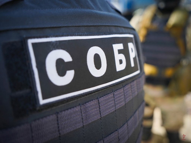 При содействии СОБР «Викинг» Росгвардии в Калининграде задержаны подозреваемые в вымогательстве денег у несовершеннолетнего (видео)