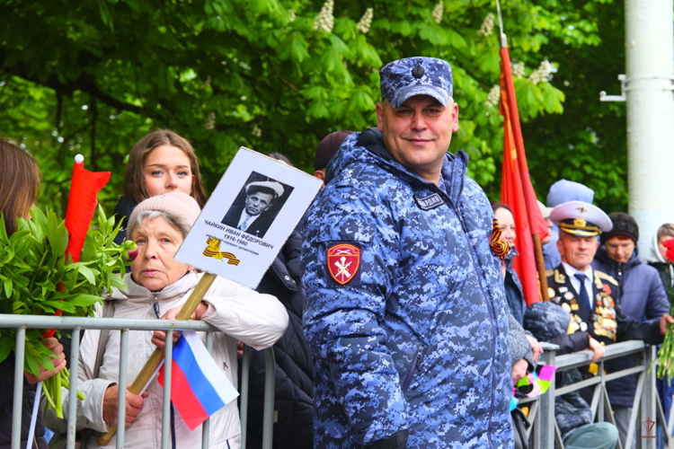 В Калининграде росгвардейцы приняли участие в праздничных мероприятиях, посвященных 80-летию Победы (видео)