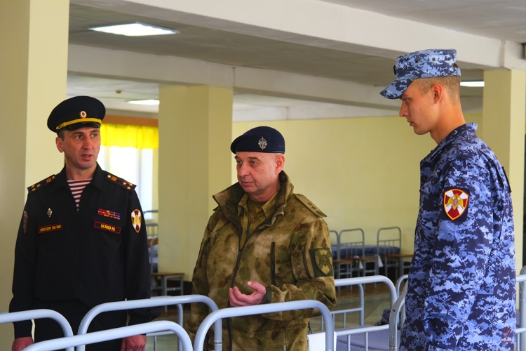 Командующий Северо-Западным округом Росгвардии проверил организацию обеспечения общественной безопасности в Калининграде