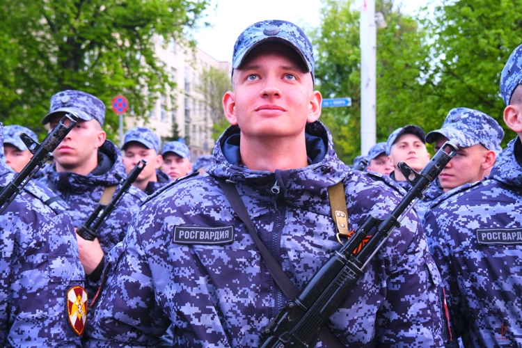 В Калининграде росгвардейцы приняли участие в первой ночной репетиции  парада Победы 