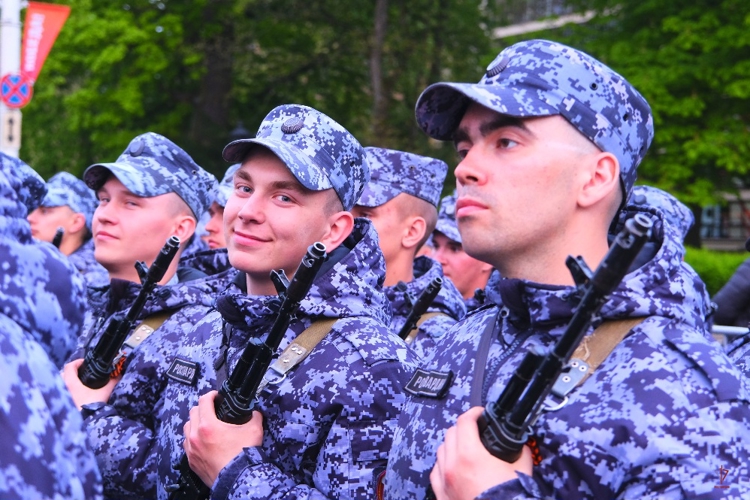В Калининграде росгвардейцы приняли участие в первой ночной репетиции  парада Победы 