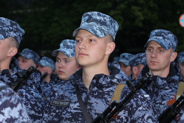 В Калининграде росгвардейцы приняли участие в первой ночной репетиции  парада Победы 
